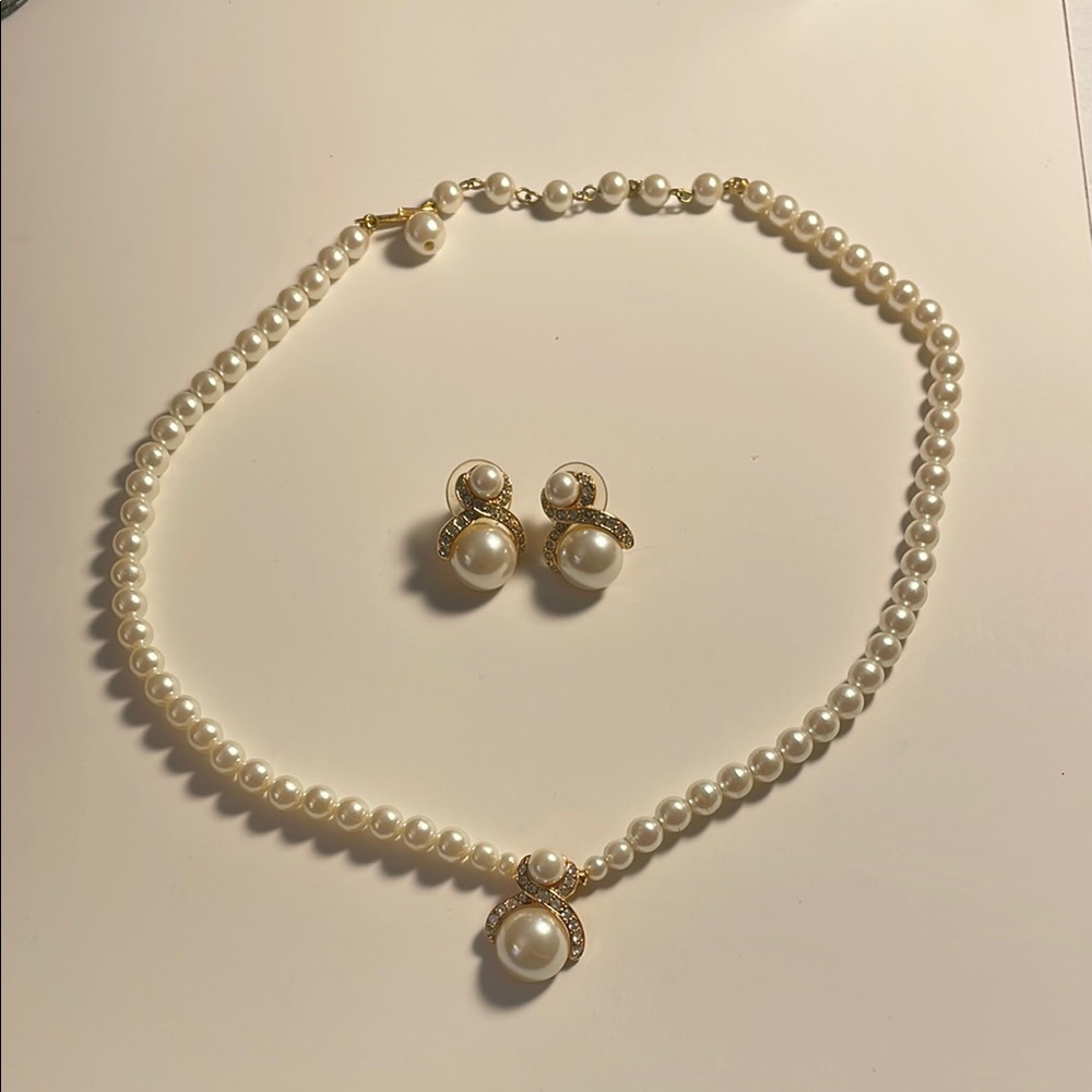 Elegant Vintage Pearl Necklace and Earring Set